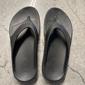 OOFOS Men’s 10 - Women’s 12 Black Supportive Flip-Flops